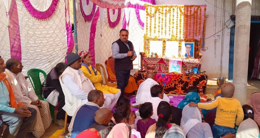पत्रकार सुनिल रवि के मां के ब्रह्मभोज कार्यक्रम में शामिल हुए पूर्व विधायक अनंत प्रताप देव सहित सैकड़ो गणमान्य लोग. पत्रकार सुनिल रवि के मां के ब्रह्मभोज कार्यक्रम में शामिल हुए पूर्व विधायक अनंत प्रताप देव सहित सैकड़ो गणमान्य लोग.