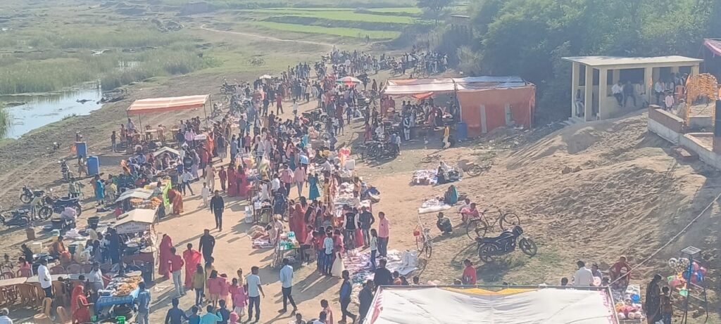 बिशुनपुरा(गढ़वा) : मकर सक्रांति पर सूर्य मंदिर परिसर में भजन कीर्तन का हुआ आयोजन,लगा भव्य मेला।