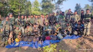 नक्सलियों से मुठभेड़ के बाद पुलिस को सर्च ऑपरेशन में तीन हथियार और दो किलोग्राम बारूद बरामद