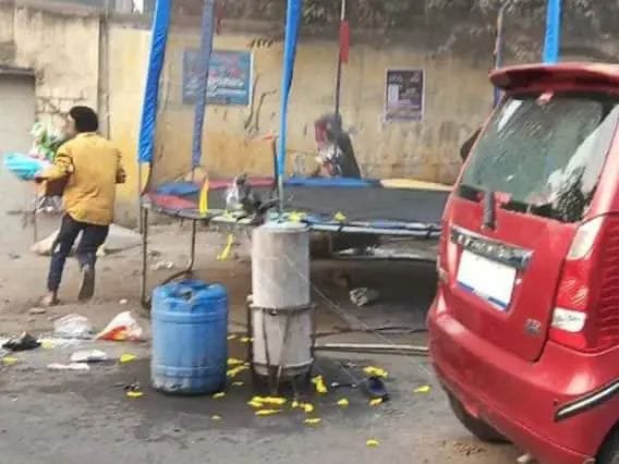 गुब्बारे में गैस भरने वाले सिलेंडर में जोरदार धमाका:ऑटो चालक घायल