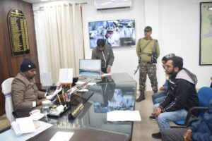 जनता दरबार का आयोजन कर उपायुक्त ने सुनी लोगों की समस्याएं उपायुक्त ने दिए समस्याओं के जल्द समाधान करने का आश्वासन