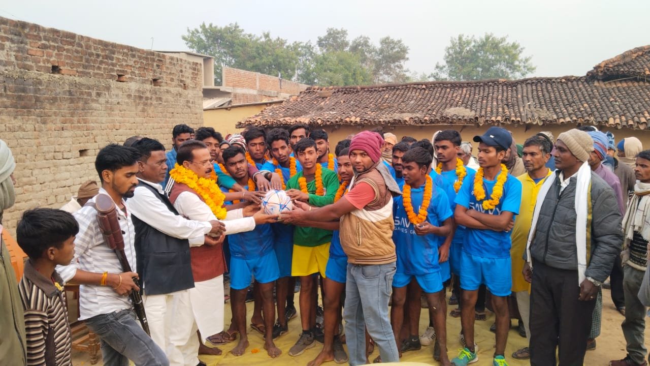 बसपा प्रदेश अध्यक्ष राजन मेहता ने फुटबॉल टीम के सदस्यों के बीच ड्रेस एवं फुटबॉल का किया वितरण बसपा प्रदेश अध्यक्ष राजन मेहता ने फुटबॉल टीम के सदस्यों के बीच ड्रेस एवं फुटबॉल का किया वितरण