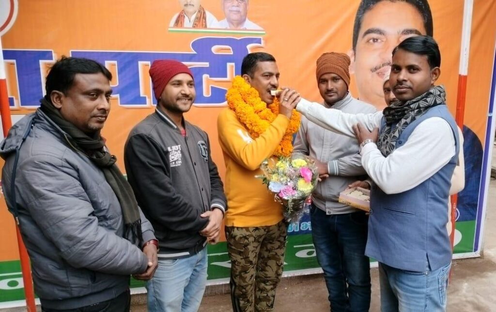विधायक भानु प्रताप शाही को प्रदेश उपाध्यक्ष बनने पर भाजपा कार्यकर्ताओं में खुशी: मिठाई खिलाकर दिये बधाई l विधायक भानु प्रताप शाही को प्रदेश उपाध्यक्ष बनने पर भाजपा कार्यकर्ताओं में खुशी: मिठाई खिलाकर दिये बधाई l