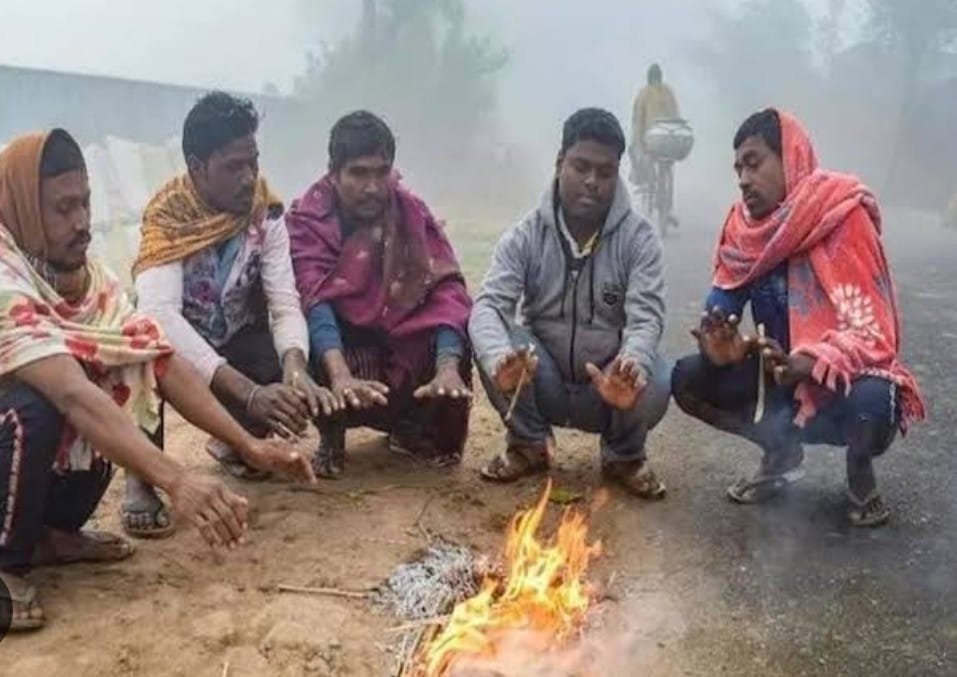 लातेहार: इन दिनों जिले में बढ़ती ठंड के कारण जनजीवन अस्त व्यस्त