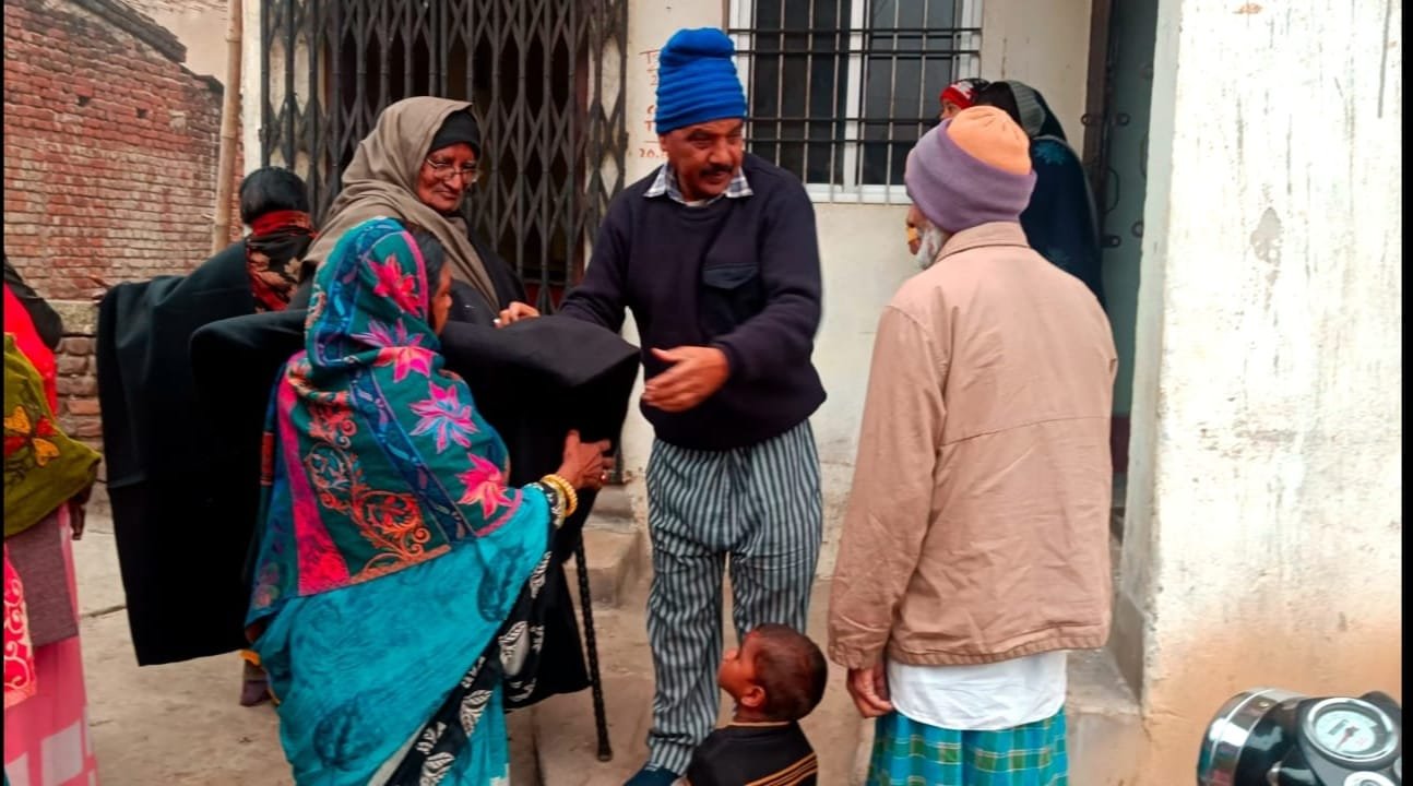 समाजसेवी असगर खान ने जरुरतमंद लोगों के बीच किया कंबल का वितरण समाजसेवी असगर खान ने जरुरतमंद लोगों के बीच किया कंबल का वितरण