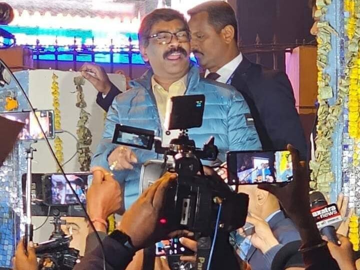 ईडी की टीम के जाने के बाद सीएम हेमंत सोरेन आवास से निकले बाहर, मिले कार्यकर्ताओं से ईडी की टीम के जाने के बाद सीएम हेमंत सोरेन आवास से निकले बाहर, मिले कार्यकर्ताओं से