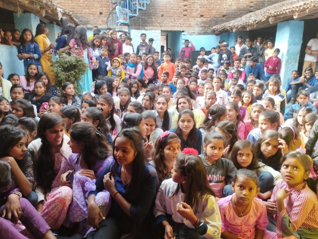 प्रज्ञा मार्ग दर्शन कोचिंग सेंटर में 10वीं और 12वीं के छात्र- छात्राओं का बिदाई सह सम्मान समारोह का आयोजन ।