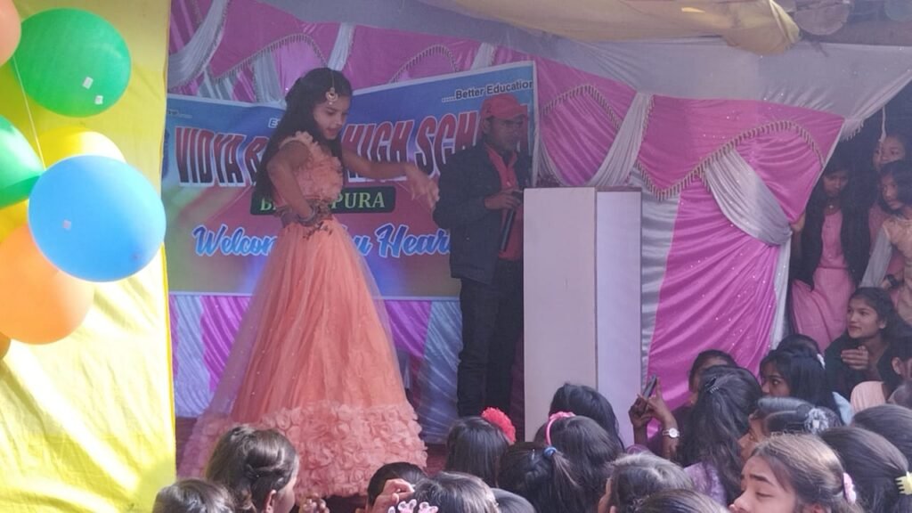 प्रज्ञा मार्ग दर्शन कोचिंग सेंटर में 10वीं और 12वीं के छात्र- छात्राओं का बिदाई सह सम्मान समारोह का आयोजन ।