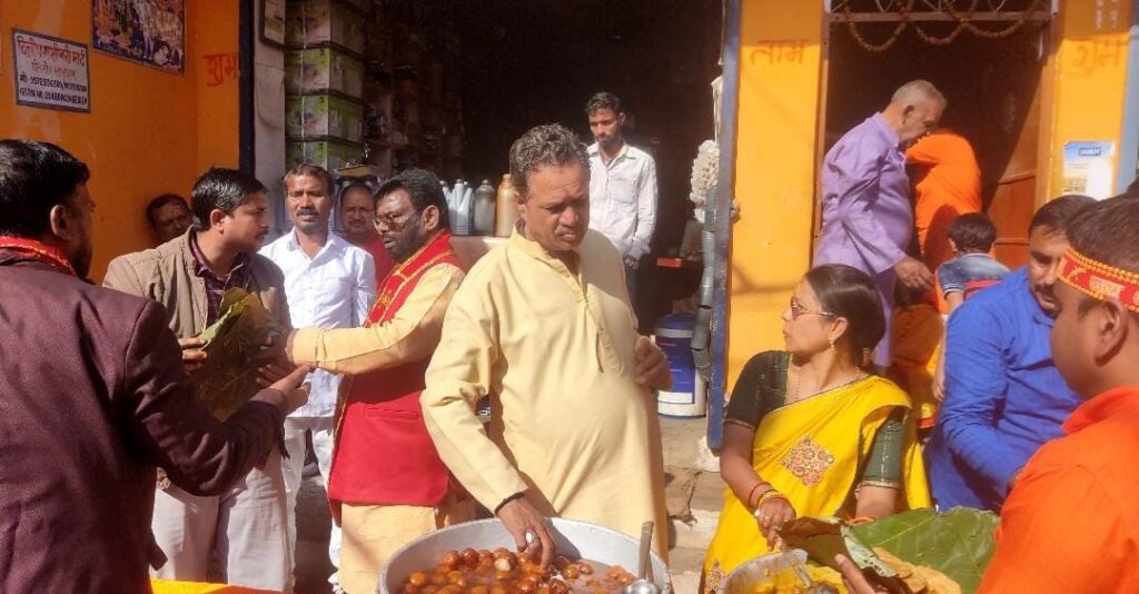 बाजारटांड़ से निकली शोभायात्रा,विधायक बैद्यनाथ राम ने की शोभा यात्रा की अगुवाई। बाजारटांड़ से निकली शोभायात्रा,विधायक बैद्यनाथ राम ने की शोभा यात्रा की अगुवाई।