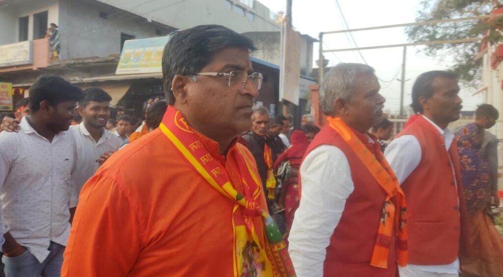 बाजारटांड़ से निकली शोभायात्रा,विधायक बैद्यनाथ राम ने की शोभा यात्रा की अगुवाई। बाजारटांड़ से निकली शोभायात्रा,विधायक बैद्यनाथ राम ने की शोभा यात्रा की अगुवाई।