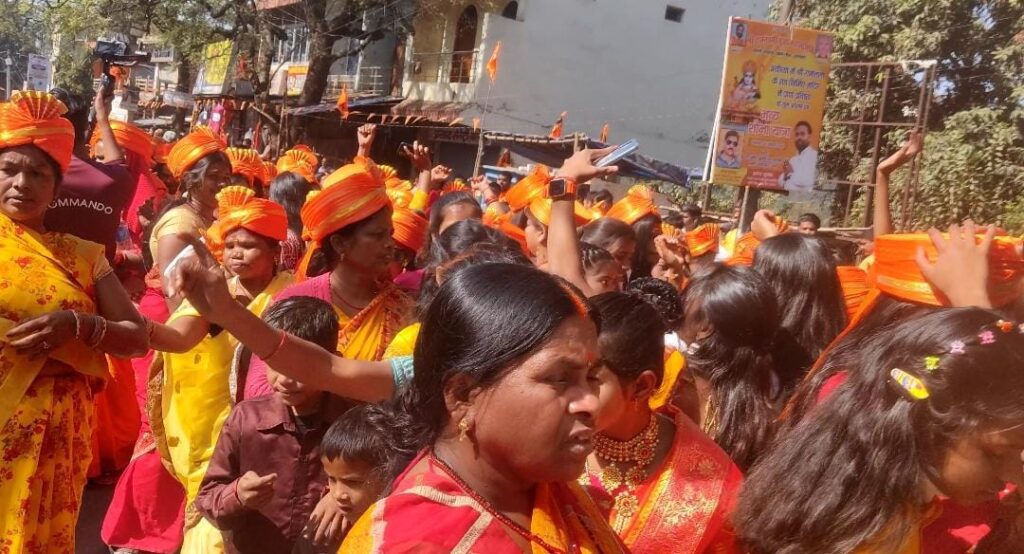 बाजारटांड़ से निकली शोभायात्रा,विधायक बैद्यनाथ राम ने की शोभा यात्रा की अगुवाई। बाजारटांड़ से निकली शोभायात्रा,विधायक बैद्यनाथ राम ने की शोभा यात्रा की अगुवाई।