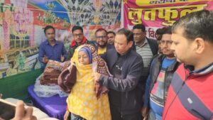 बढ़ती ठंड में गरीबों के लिए आगे आए समाजसेवी, बांटे कंबल और टोपी