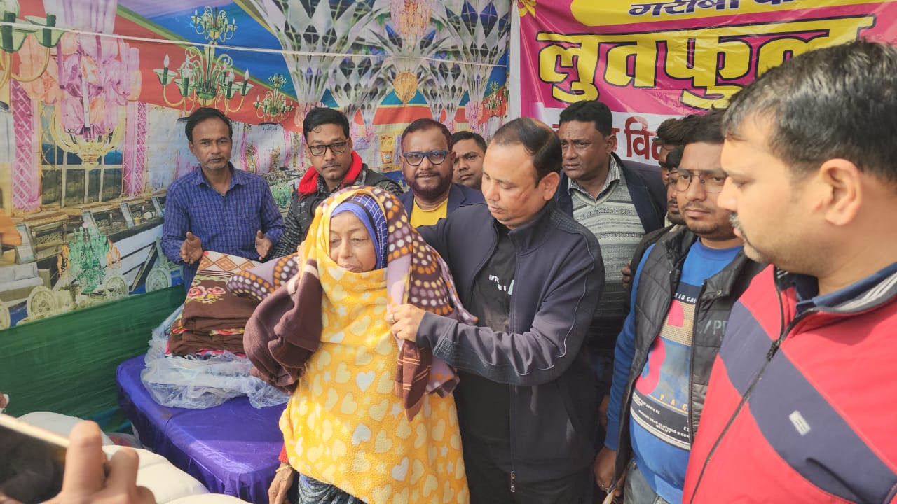बढ़ती ठंड में गरीबों के लिए आगे आए समाजसेवी, बांटे कंबल और टोपी