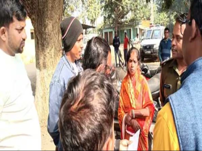 ग्रामीणों ने दो मवेशी को बंगाल में काटकर बेचने का लगाया आरोप ग्रामीणों ने दो मवेशी को बंगाल में काटकर बेचने का लगाया आरोप
