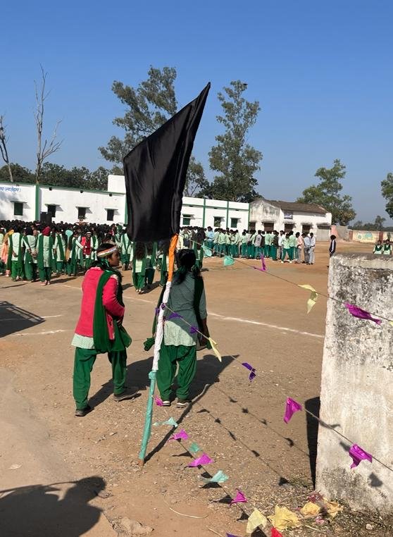 विद्यालय प्रबंधन की लापरवाही से झंडोतोलन स्थल के ठीक सामने लहराता रहा काफी कलर का झण्डा लेकिन ग्रामीणों ने समझ लिया कुछ और:किया डीसी से कार्रवाई की मांग। विद्यालय प्रबंधन की लापरवाही से झंडोतोलन स्थल के ठीक सामने लहराता रहा काफी कलर का झण्डा लेकिन ग्रामीणों ने समझ लिया कुछ और:किया डीसी से कार्रवाई की मांग।