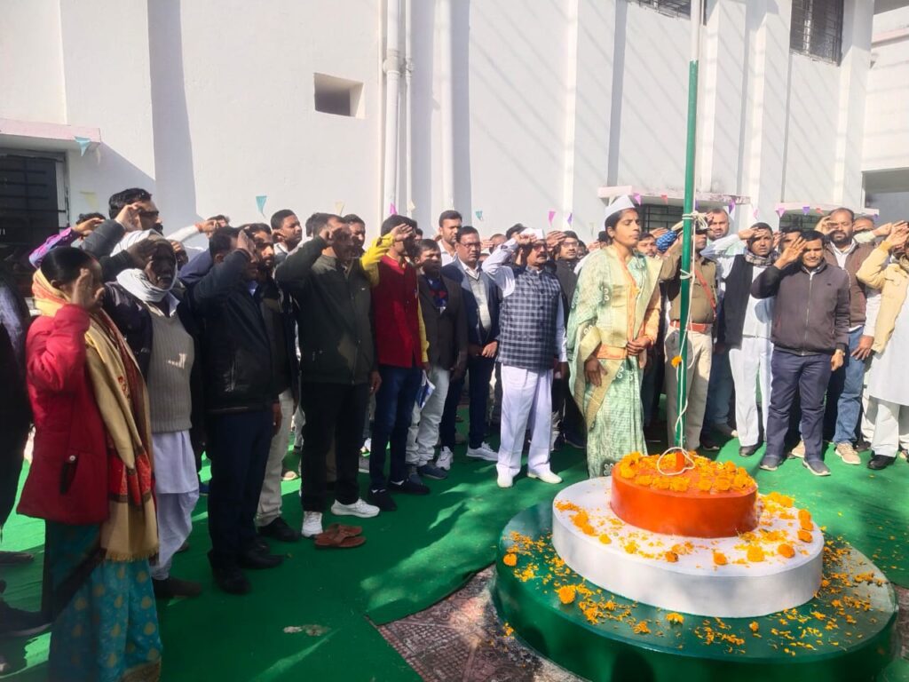नावा बाजार प्रखंड में 75वां गणतंत्र दिवस पर आन बान शान से फहराया गया तिरंगा