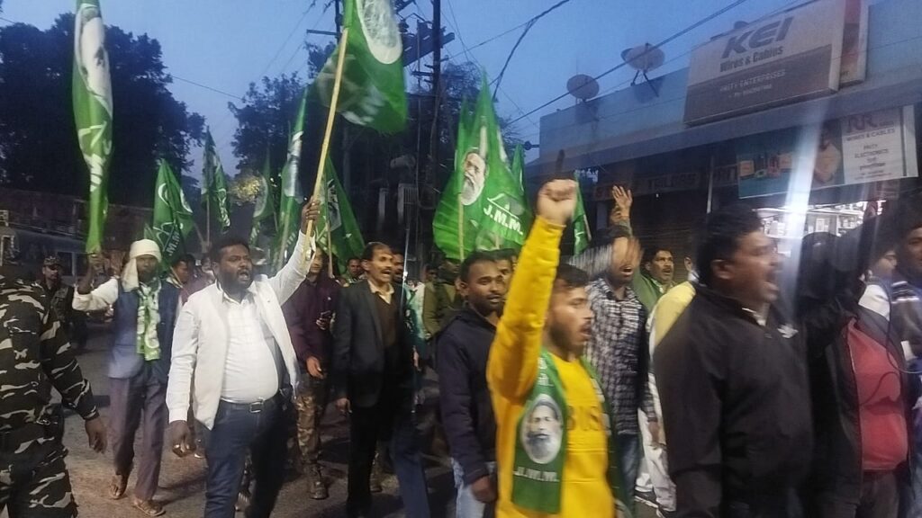 सीएम हेमंत सोरेन को ईडी द्वारा 10वां समन भेजे जाने पर jmm कार्यकर्ताओं ने निकाला मशाल जुलूस: सीएम हेमंत सोरेन को ईडी द्वारा 10वां समन भेजे जाने पर jmm कार्यकर्ताओं ने निकाला मशाल जुलूस: