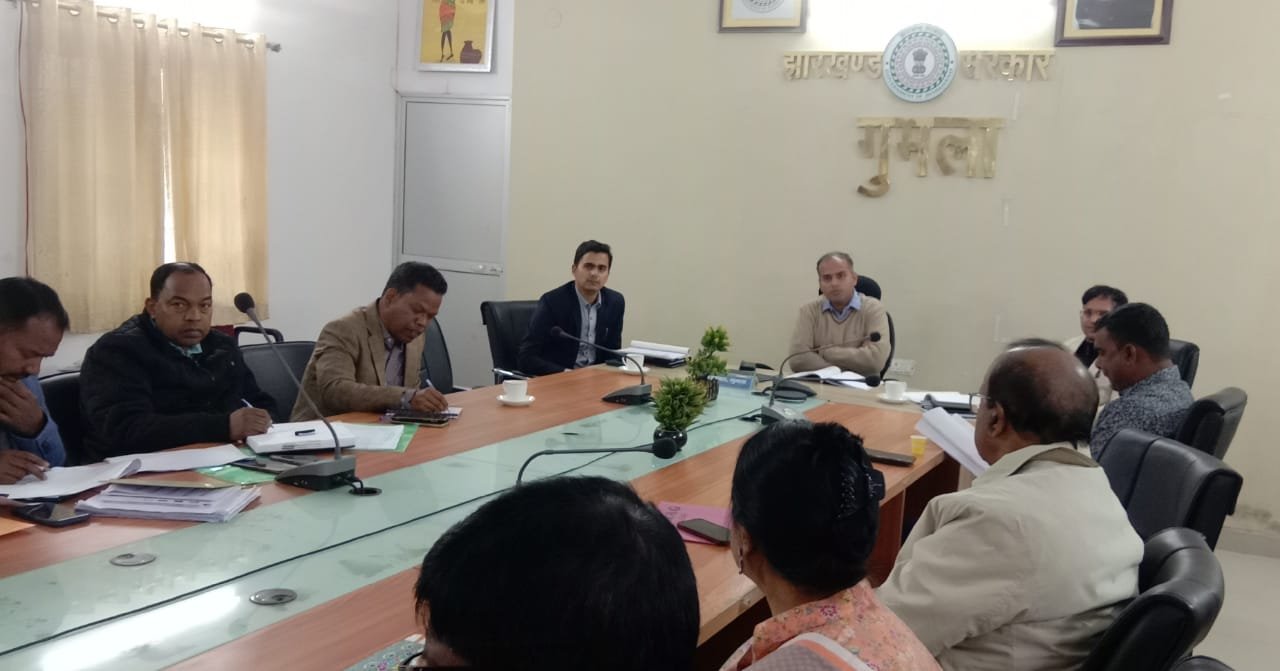 डीएमएफटी मद अंतर्गत हुए क्रियान्वयन योजनाओं से संबंधित हुई समीक्षात्मक बैठक