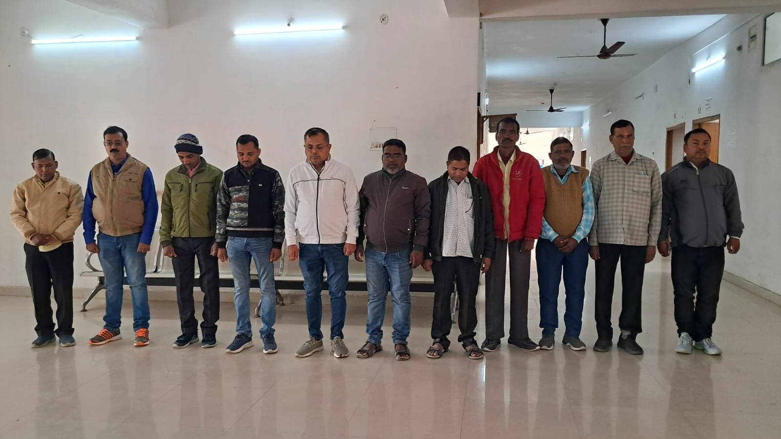 शहीदों की स्मृति में आयुक्त कार्यालय के पदाधिकारी एवं कर्मियों ने रखा दो मिनट का मौन शहीदों की स्मृति में आयुक्त कार्यालय के पदाधिकारी एवं कर्मियों ने रखा दो मिनट का मौन