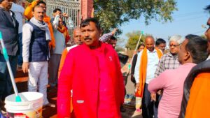 वर्तमान पांकी विधायक डॉक्टर शशि भूषण ने अपने समर्थकों के साथ महावीर मंदिर में सफाई अभियान चलाया।