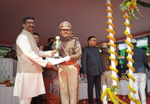मुख्यमंत्री ने प्रशिक्षु डीएसपी सह काठीकुंड थाना प्रभारी को किया सम्मानित