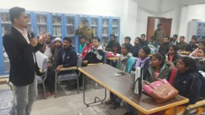 जिले के बिरसा मुंडा केंद्रीय पुस्तकालय में प्रतियोगिता परीक्षा के लिए तैयारी करने वाले छात्र छात्राओं के लिए आयोजित हुआ कैरियर काउंसलिंग सेशन