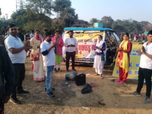 स्वीप कोषांग के द्वारा नुक्कड़ नाटक के माध्यम से मतदाताओं को वोट देने के लिए किया गया जागरूक