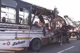 बस और ट्रक के बीच जबरदस्त टक्कर, 12 लोगों की मौत- 25 से अधिक घायल बस और ट्रक के बीच जबरदस्त टक्कर, 12 लोगों की मौत- 25 से अधिक घायल