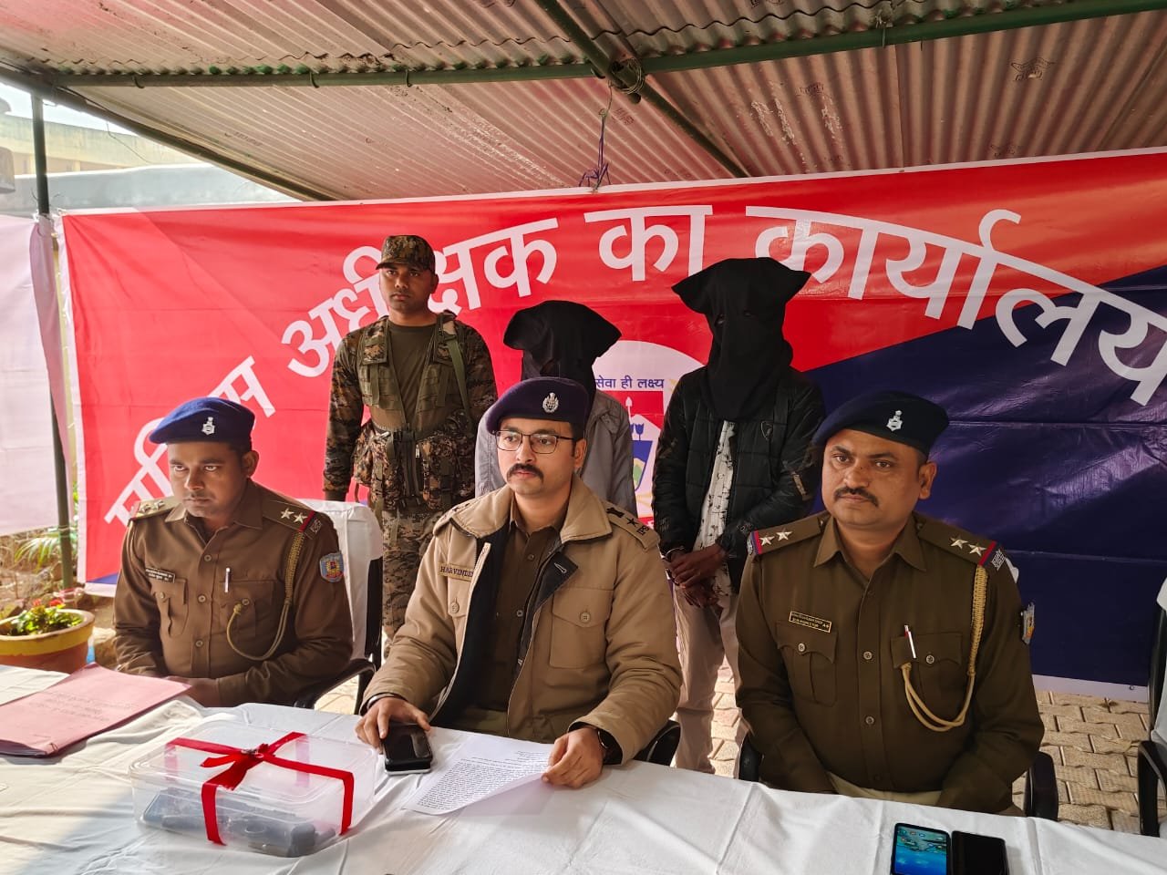 रंगदारी की योजना बनाते पुलिस ने दबोचा , एक देसी कट्टा , चार जिंदा कारतूस बरामद , दो गिरफ्तार एक फरार , भेजें गये जेल । रंगदारी की योजना बनाते पुलिस ने दबोचा , एक देसी कट्टा , चार जिंदा कारतूस बरामद , दो गिरफ्तार एक फरार , भेजें गये जेल ।