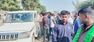 हिट एंड रन कानून को लेकर ड्राइवर संघ ने दुमका पाकुड़ मुख्य मार्ग को किया जाम