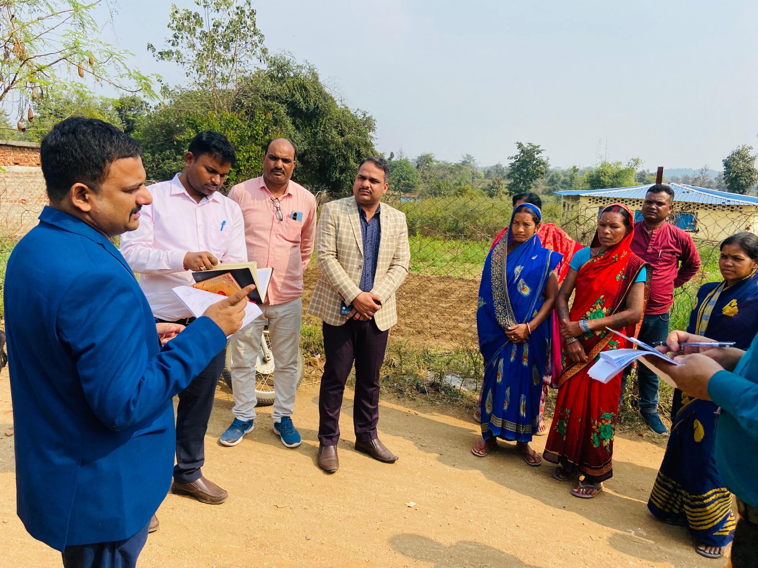 जिला निर्वाचन पदाधिकारी पहुंचे आदिम जनजाति बहुलगांव नावाडीह,मतदाता सूची में जुड़े नामों का किया सत्यापन
