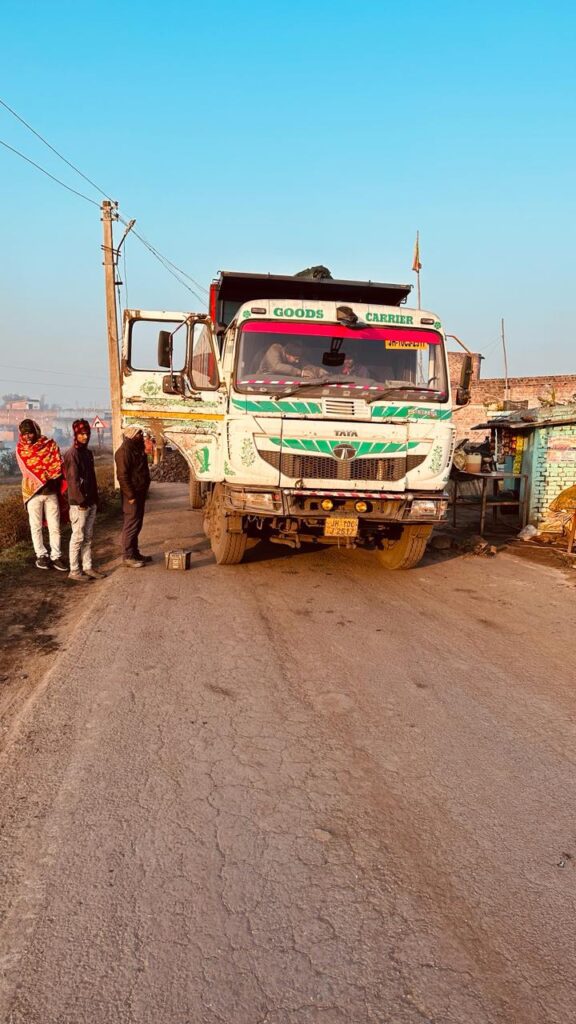 उग्रवादियों ने कोयला ट्रांसपोर्टिंग में लगे पांच हाइवा के शीशे तोड़े, ड्राइवर को भी पीटा उग्रवादियों ने कोयला ट्रांसपोर्टिंग में लगे पांच हाइवा के शीशे तोड़े, ड्राइवर को भी पीटा