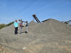 उपायुक्त के निर्देश पर छत्तरपुर पहुंचे डीएमओ,थाना क्षेत्र के चराई एवं बरडीहा में संचालित क्रशर की जांच