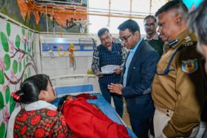 उपायुक्त द्वारा सड़क दुर्घटना मे घायल मरीज से मुलाक़ात कर ली गई स्थिति की जानकारी