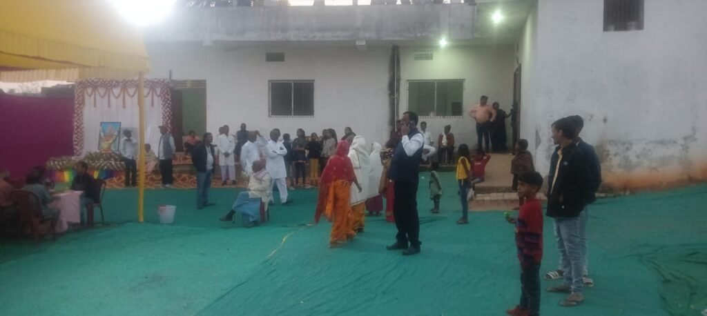 अपनी माता के ब्रह्मभोज में पुत्रों ने गरीबों के बीच वस्त्र का किया वितरण। अपनी माता के ब्रह्मभोज में पुत्रों ने गरीबों के बीच वस्त्र का किया वितरण।