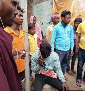 पेट्रोल भरा रहे बाइक चालक को दूसरे बाइक चलाक ने पीछे से मारा टक्कर, घायल