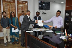 एनटीपीसी ने जिला प्रशासन को 27 चापाकल व 50 डीपबोर के लिये सौंपा एक करोड़ का चेक