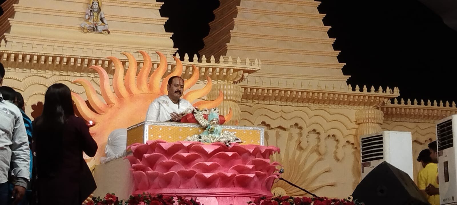 पं० प्रदीप मिश्रा के शिव पुराण कथा सुनने के लिए आस्था का जन सैलाव उमड़ा पं० प्रदीप मिश्रा के शिव पुराण कथा सुनने के लिए आस्था का जन सैलाव उमड़ा