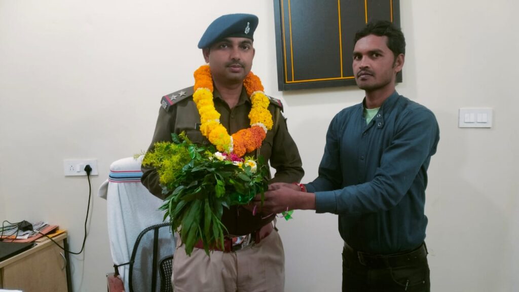 नए थाना प्रभारी के आने पर पत्रकारों ने किया शिष्टाचार मुलाकात। नए थाना प्रभारी के आने पर पत्रकारों ने किया शिष्टाचार मुलाकात।