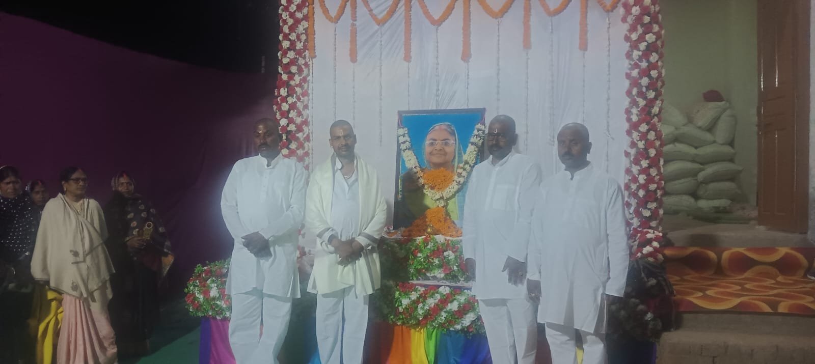 अपनी माता के ब्रह्मभोज में पुत्रों ने गरीबों के बीच वस्त्र का किया वितरण।
