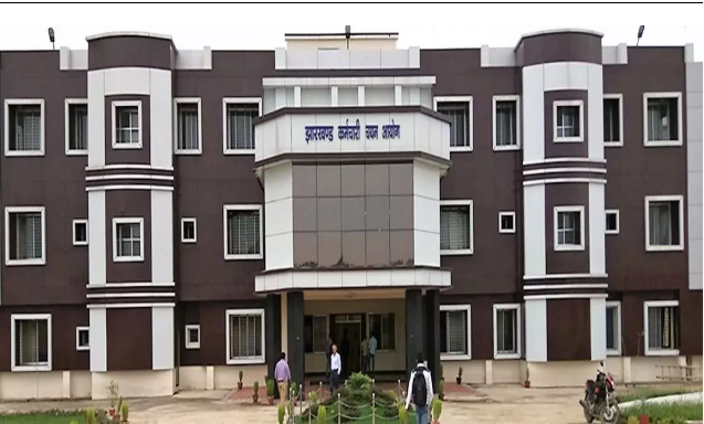 पेपर लीक को लेकर दबाव या वजह कुछ और...? पेपर लीक को लेकर दबाव या वजह कुछ और...?