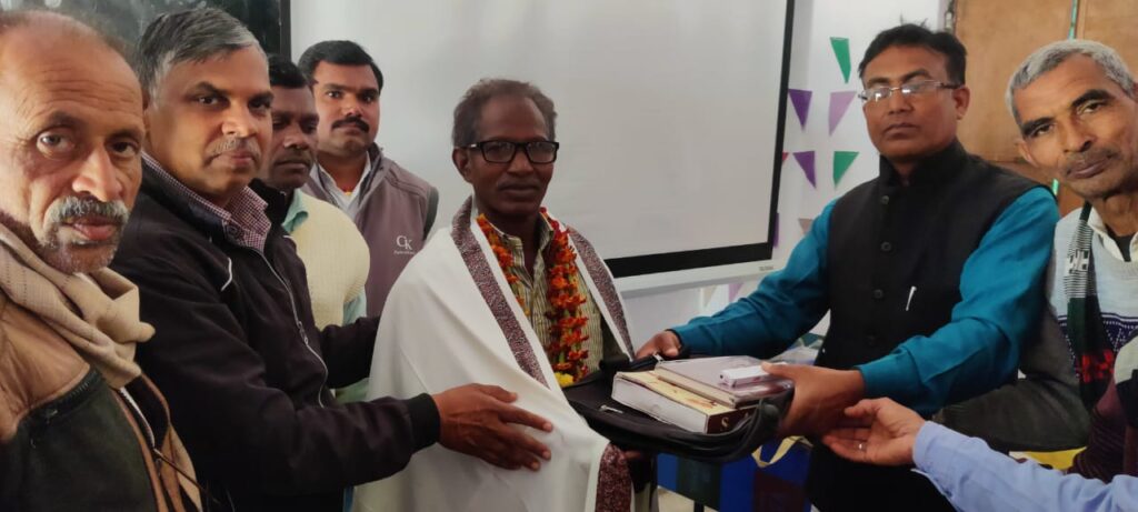 शिक्षकों के सेवानिवृत होने पर किया गया विदाई समारोह का आयोजन शिक्षकों के सेवानिवृत होने पर किया गया विदाई समारोह का आयोजन