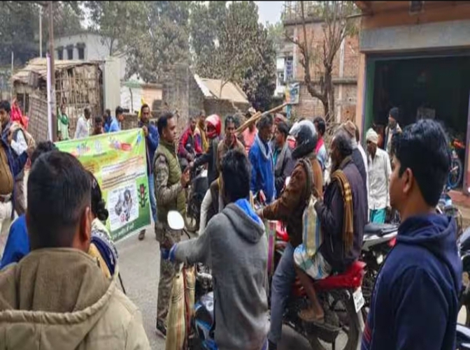 सड़क से गुजर रहे लोगों को पुलिस ने किया जागरूक सड़क से गुजर रहे लोगों को पुलिस ने किया जागरूक