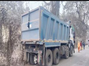 ओवरलोड वाहन को डीएमओ ने किया जब्त,होगा जुर्माना