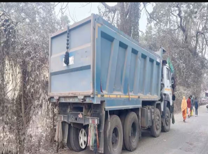 ओवरलोड वाहन को डीएमओ ने किया जब्त,होगा जुर्माना ओवरलोड वाहन को डीएमओ ने किया जब्त,होगा जुर्माना