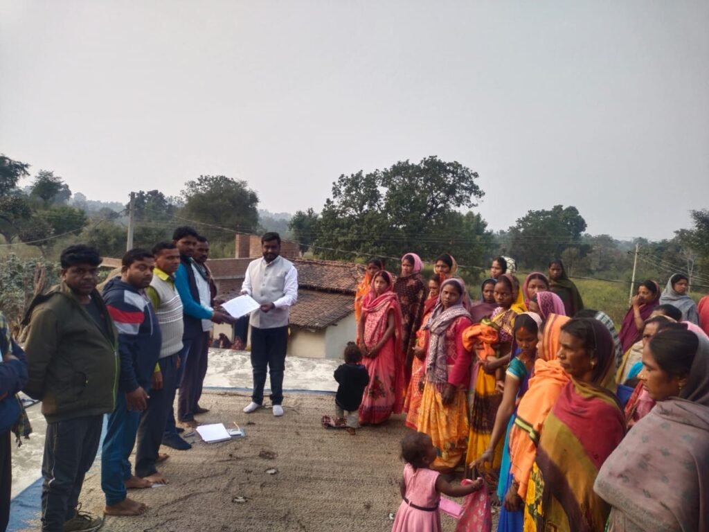 अमवाटिकर से लाभर तक सड़क निर्माण मे भारी अनियमितता, जिप सदस्य को दिया मांग पत्र
