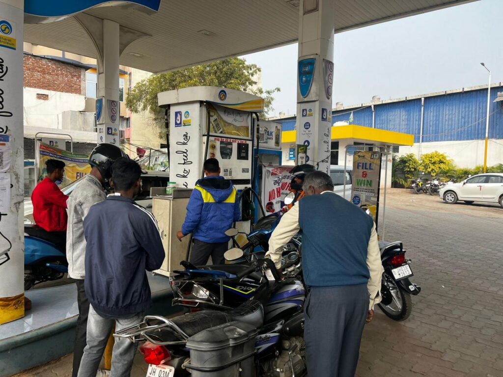 पलामू:नियम की धजिया उड़ाते हुए पेट्रोल पंप के कर्मी बिना हेलमेट के पेट्रोल देते दिखे पलामू:नियम की धजिया उड़ाते हुए पेट्रोल पंप के कर्मी बिना हेलमेट के पेट्रोल देते दिखे
