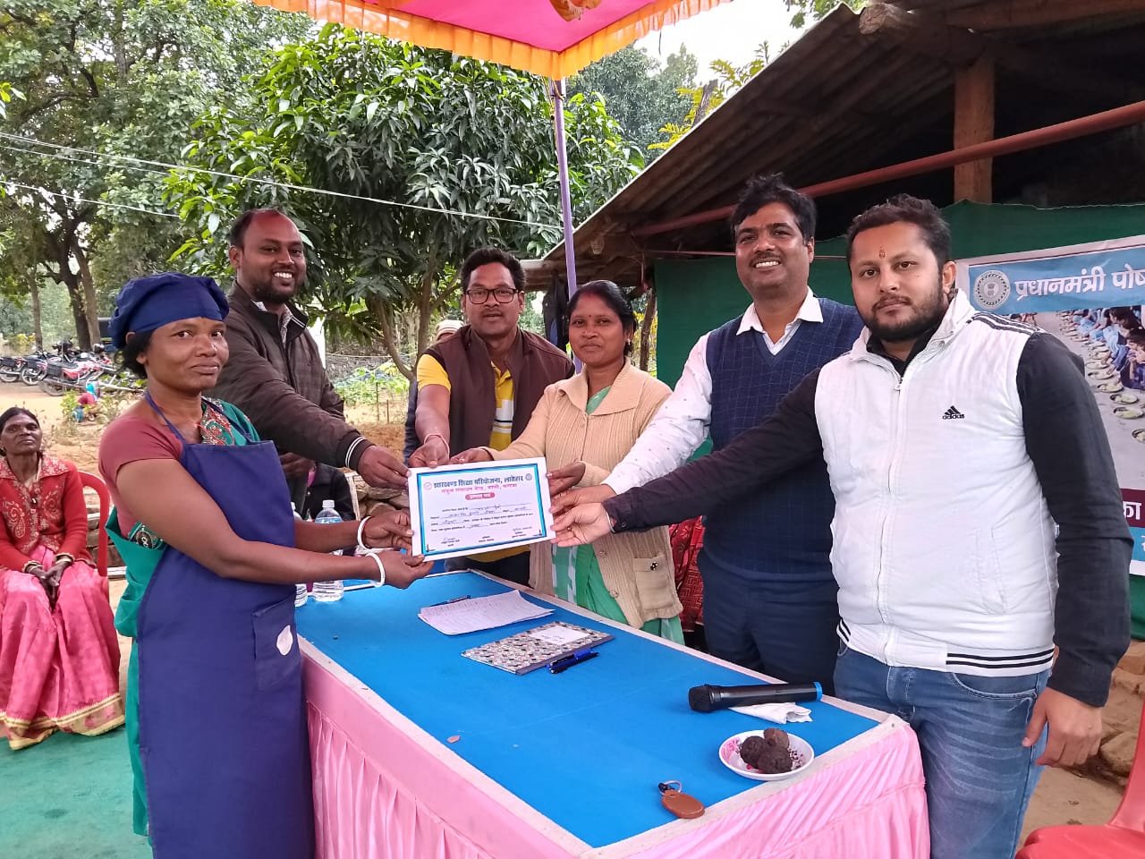 पोषण युक्त एवं स्वच्छ खाना बच्चों को दे रसोईया:मुखिया पोषण युक्त एवं स्वच्छ खाना बच्चों को दे रसोईया:मुखिया