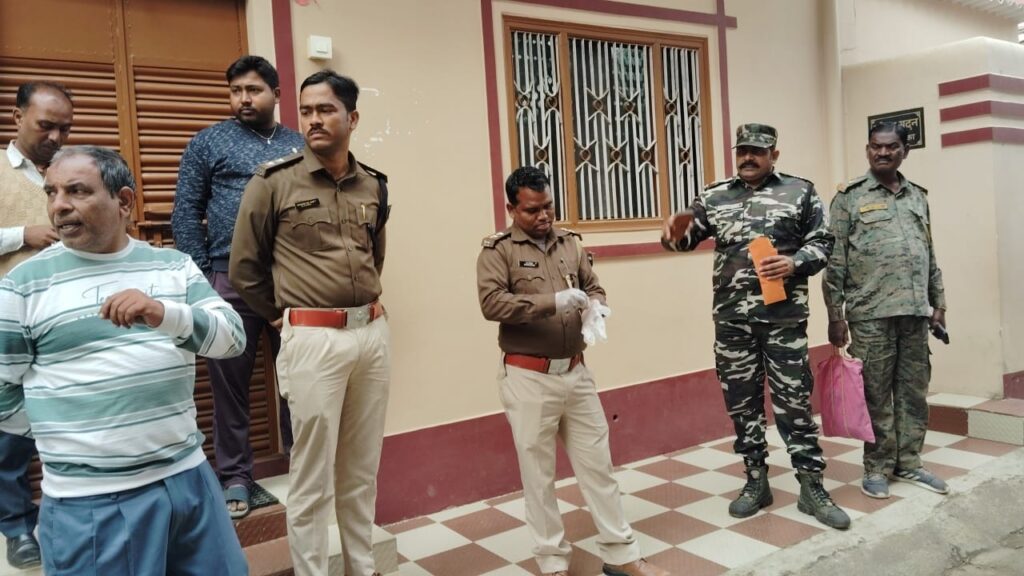 खबर दर्दनाक:पति ने पत्नी को धारदार चाकू से गला रेत कर किया हत्या:आरोपी को पुलिस ने किया गिरफ्तार खबर दर्दनाक:पति ने पत्नी को धारदार चाकू से गला रेत कर किया हत्या:आरोपी को पुलिस ने किया गिरफ्तार