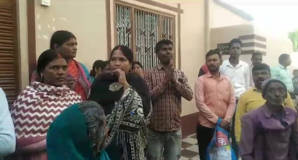 कोमल की नृशंस हत्या से आसपास की महिलाओ का फुटा गुस्सा।किया फांसी की मांग कोमल की नृशंस हत्या से आसपास की महिलाओ का फुटा गुस्सा।किया फांसी की मांग